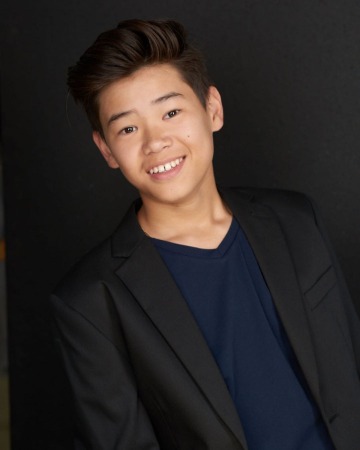 Aston Droomer is posing for the photo.